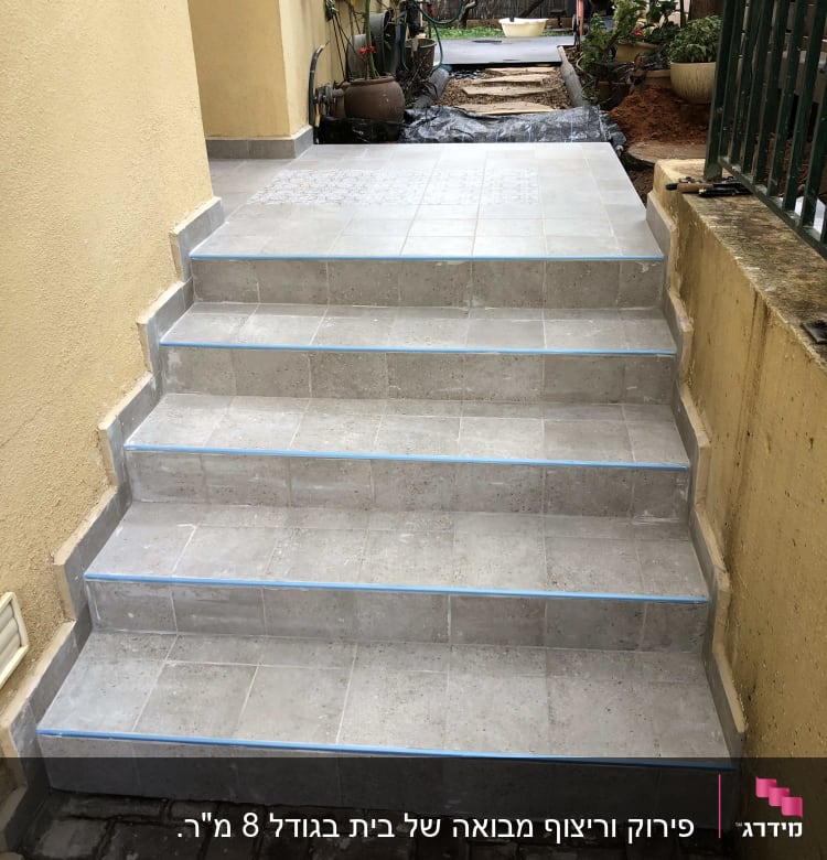 מדרגות מרוצפות חדשות עם אריחים אפורים